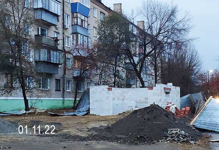 Стройка перед окнами домов в Троицке продолжается