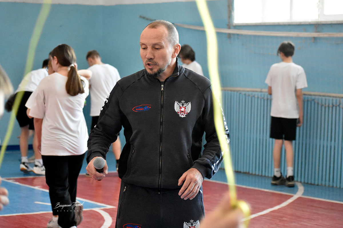 Главный тренер сборной области по боксу в Троицке провел урок физкультуры