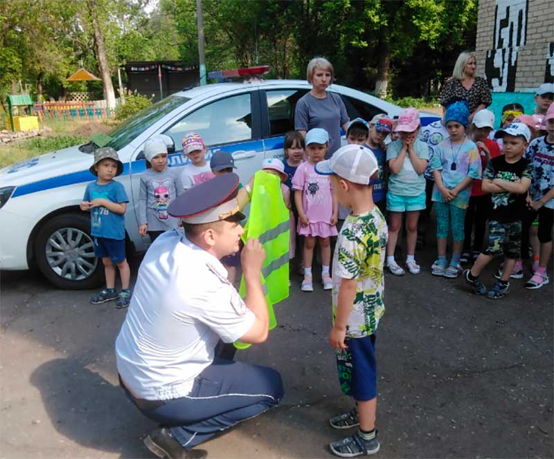 Инспекторы Троицка рассказывают детям о безопасности