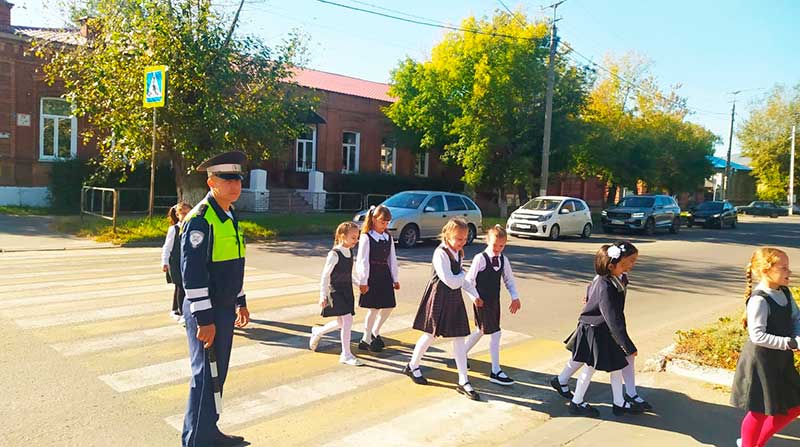 Госавтоинспектор Троицка провел пешеходную экскурсию