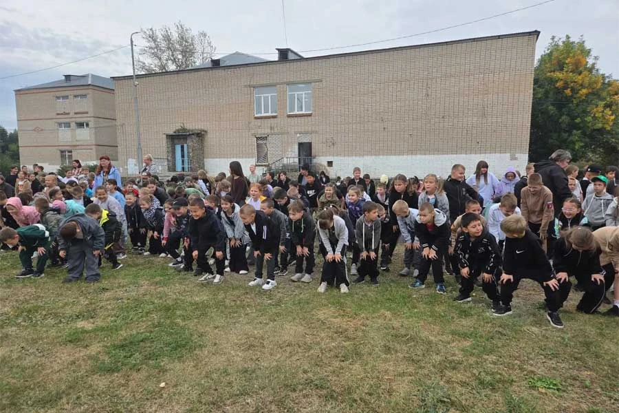 В начальной школе тёплые осенние деньки